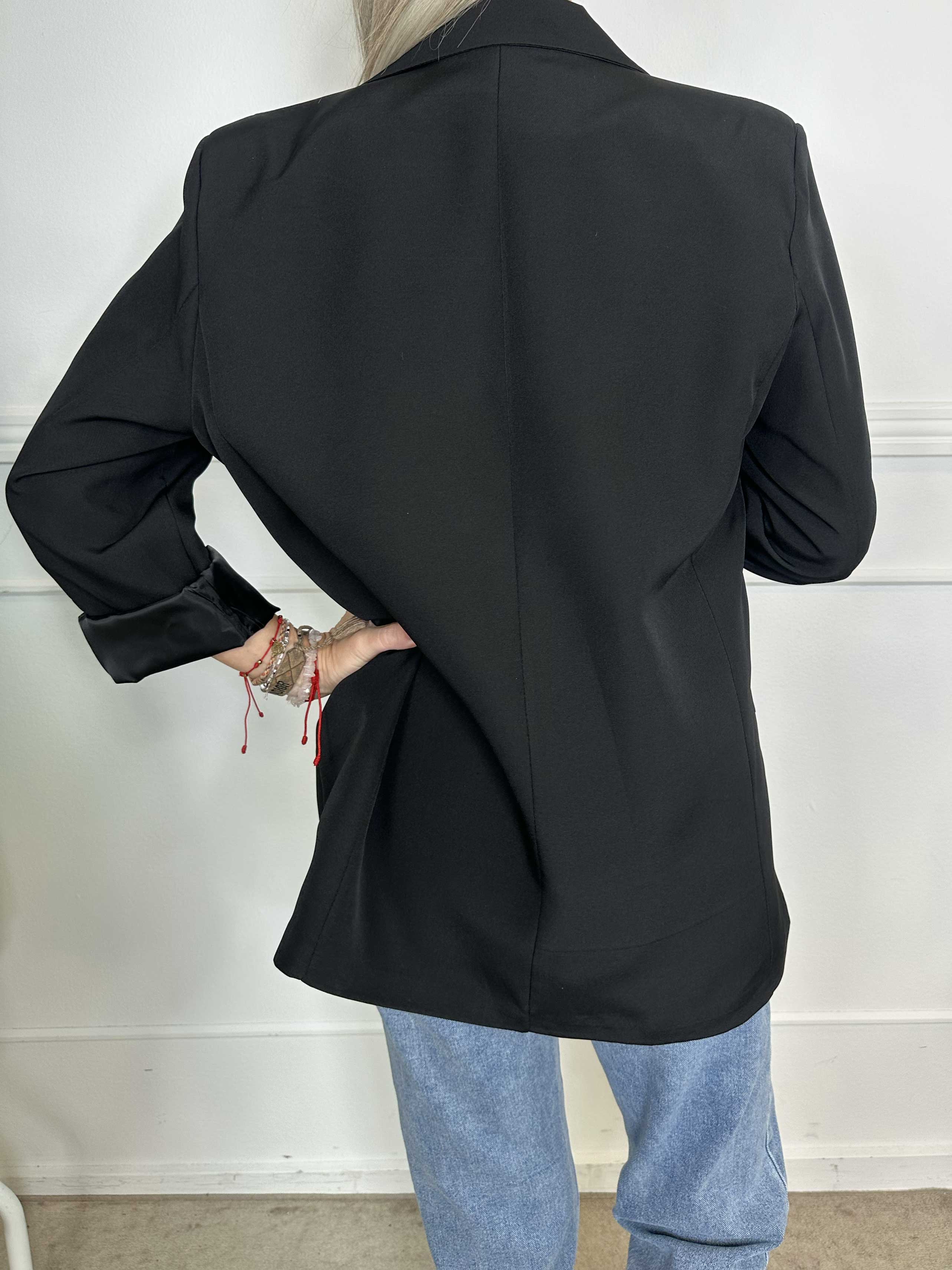 Kaisa - Farvet stilren blazer med knapper